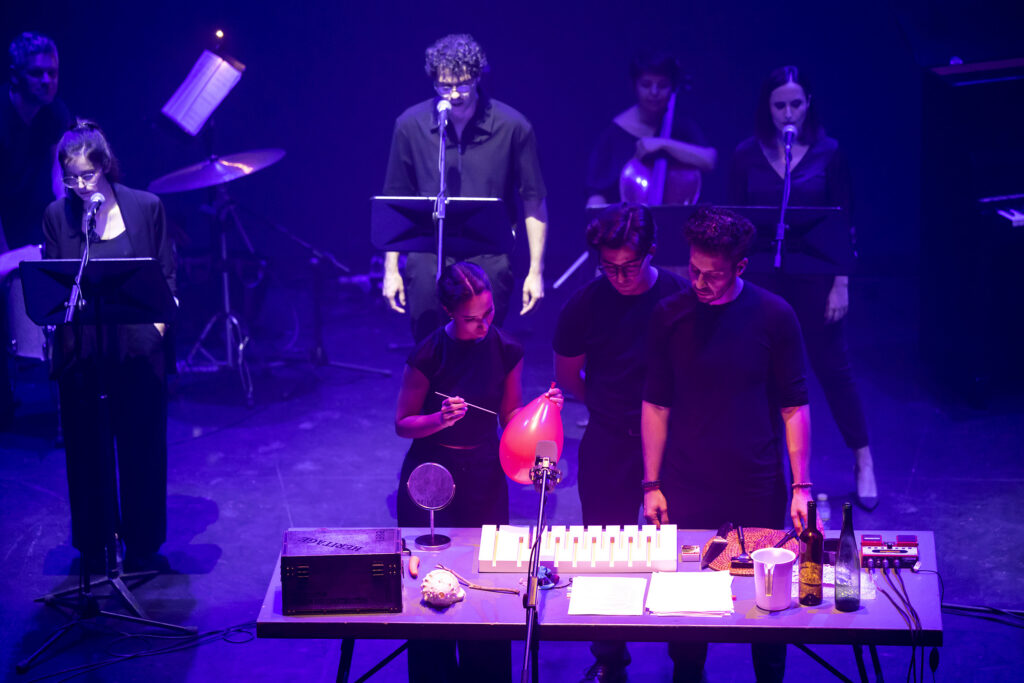 View from above of performers on stage in a presentation of "Amar después de la muerte"